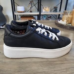 Black and White Sneakers with Thick Platform Sole and Sporty Design